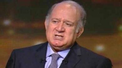 ستنكر طارق حجي، الكاتب والباحث السياسي، تجاهل الإعلام الرسمي في مصر لما يحدث لأقباط منطقة العامرية بالإسكندرية. وقال حجي، عبر حسابه على "الفيسبوك"، اليوم: "إعلام العار الخاضع للبترودولار لا يتطرق لجريمة الاضطهاد الجارية الآن فى العامرية (الإسكندرية) ". تجدر الإشارة، أنه منذ ثلاثة أيام، تجمعت أعداد غفيرة من أعراب قرية العلا، بحي بالعامرية غرب الإسكندرية، أمام كنيسة العذراء ومارجرجس الكائنة بالقرية، وقطعوا الطريق المؤدي إليها، كما قام بعضهم بإلقاء الحجارة على الكنيسة، وعلى منازل الأقباط بالقرية؛ في محاولة لتكسيرها. والجدير بالذكر أن هذه الاعتداءات تأتي بعد أن قامت قوات الأمن، منذ أيام، بمحاولة تمكين شخص قبطي يُدعى "حمدي مكانوتي" من أرض زراعية ملكه، كان قد تم الاستيلاء عليها من قِبل أعراب القرية، وقد وقعت اشتباكات بين قوات الأمن ومغتصبي الأرض، الذين تجمعوا بالمئات داخلها، وقاموا بقذف أفراد الأمن بالحجارة؛ مما دعا القوات أن تتعامل معهم بالقنايل المسيلة للدموع وبالخرطوش.