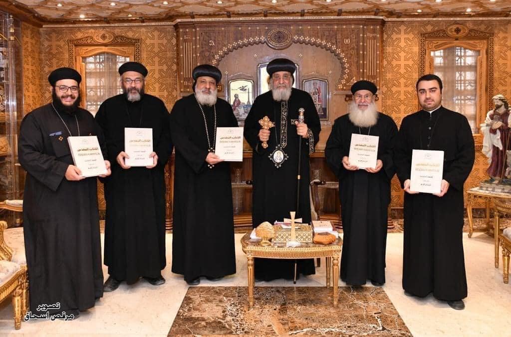 اعلان عن صدور النسخة النهائية من كتاب البشائر الأربع 2 البابا تاوضروس مع القائمين على كتاب البشائر الأربع